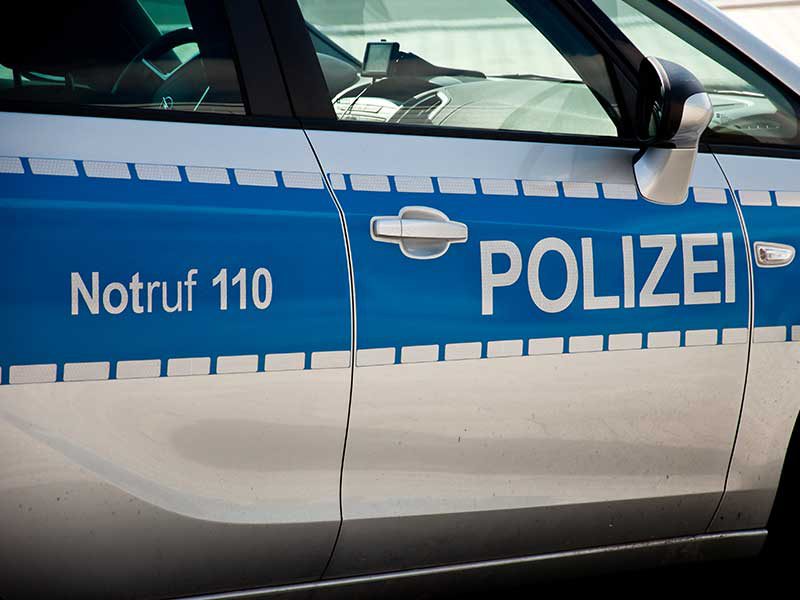 Polizei, Feuerwehr und Katraststropheneinsatzkräfte.