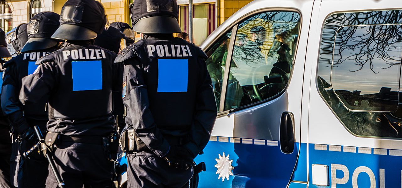 Polizei, Militär und Security.